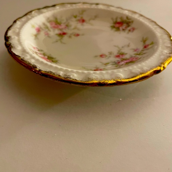 Victoriana Rose collectible plates - Picture 2 of 4